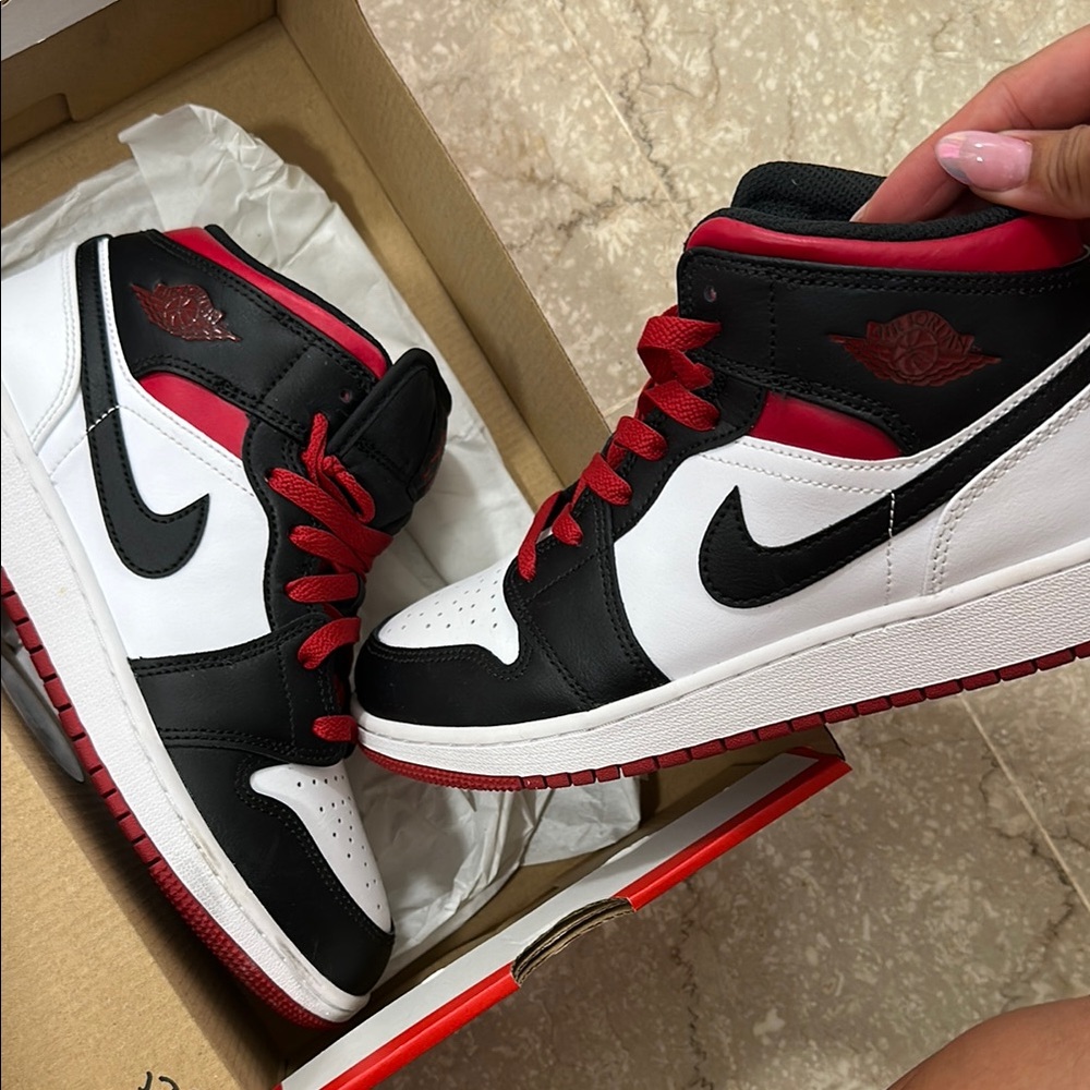 Nike Black and White Sneakers Classic Design